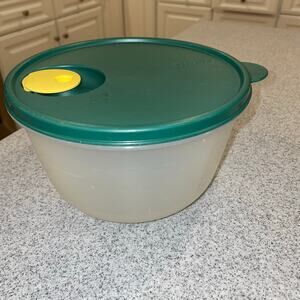 Tupperware CrystalWave 8.5 Cup Bowl 1701 & Vented Lid 2649A Green Yellow Tab